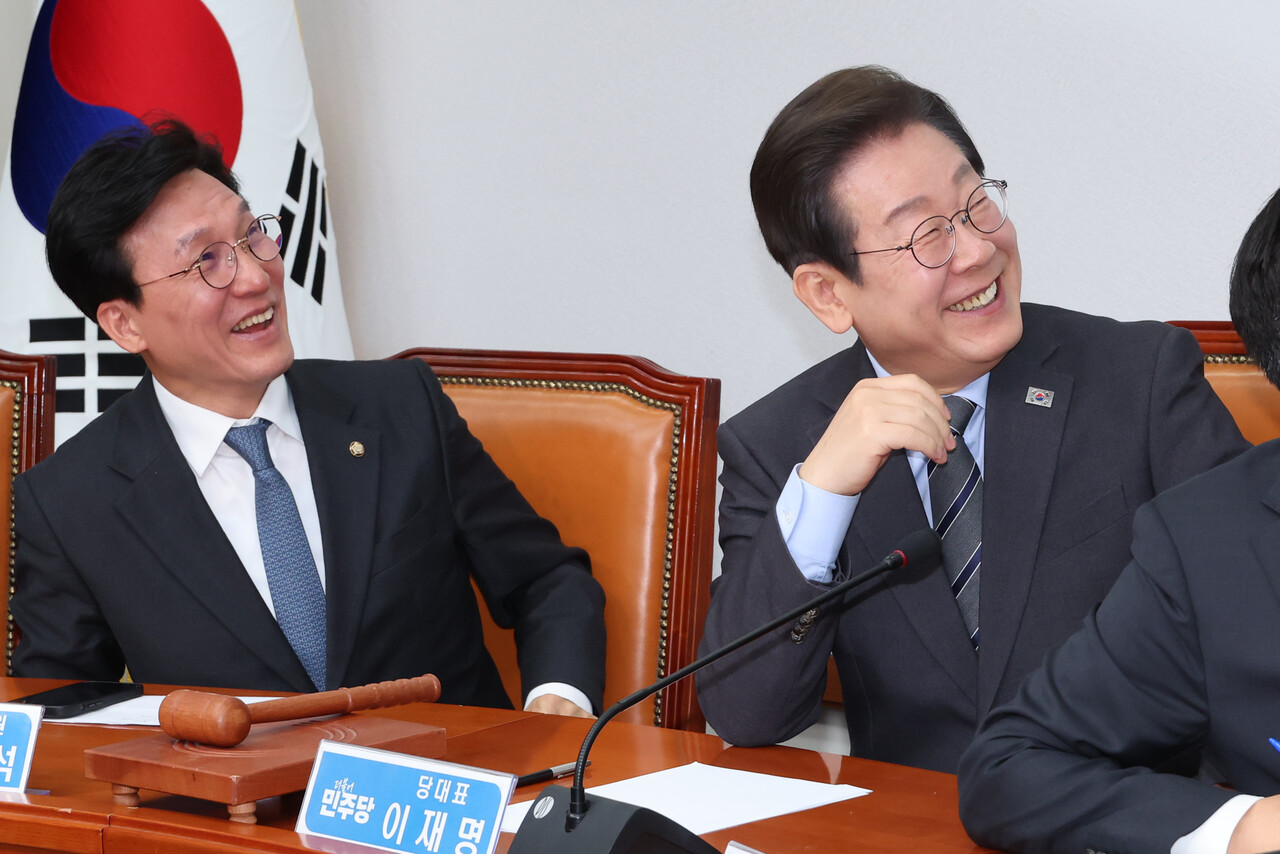 더불어민주당 이재명 대표가 7일 서울 여의도 국회에서 열린 최고위원회의에서 한준호 최고위원이 공개한 홍준표 대구시장의 탄핵당한 당은 차기대선 포기해야 한다 발언이 담긴 영상을 보며 활짝 웃고 있다.