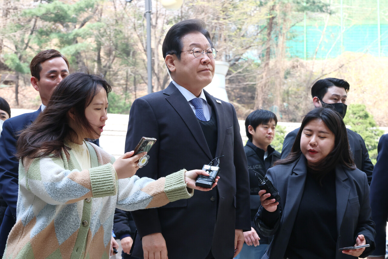 더불어민주당 이재명 대표가 8일 서울 서초구 서울중앙지법에서 열린 '대장동 배임·성남FC 뇌물' 1심 속행 공판에 출석하다 취재진의 질문을 받고 있다.