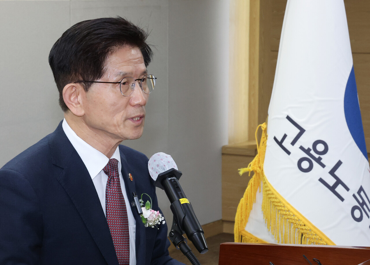 김문수 고용노동부 장관이 8일 오후 정부세종청사에서 열린 이임식에서 이임사를 하고 있다.