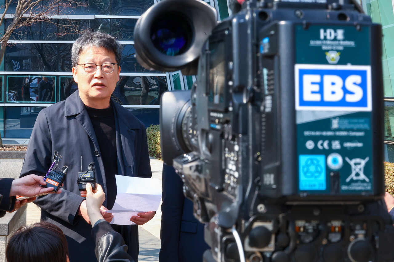 김유열 전 EBS 사장이 지난 3일 서울 서초구 서울행정법원에서 열리는 신동호 사장 임명 집행정지 신청 심문기일에 출석하기 전 입장을 밝히고 있다. 김  전 사장은 방송통신위원회가 지난달 26일 신동호 사장 임명 동의 건을 의결하자 27일 임명 집행정지 가처분과 임명 무효소송을 제기했다.