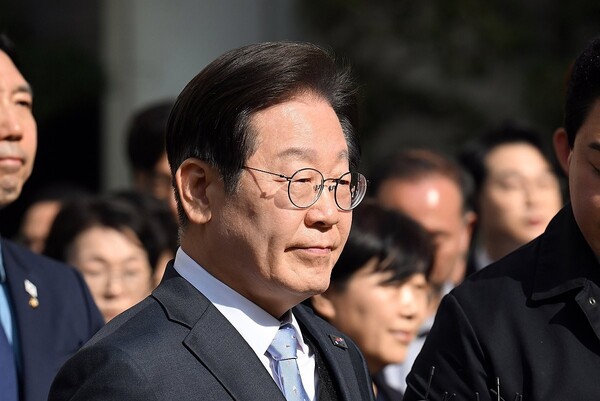 더불어민주당 이재명 대표가 서울 서초구 서울고등법원에서 열린 공직선거법 위반 항소심에서 무죄를 선고받은 뒤 법정을 나서고 있다. [사진=연합뉴스]