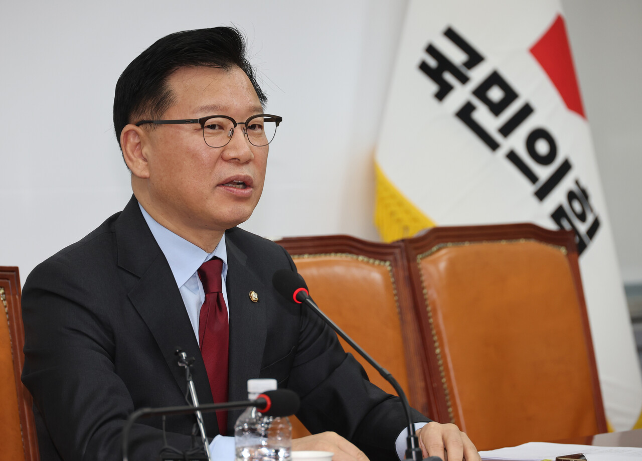 10일 서울 여의도 국회에서 국민의힘 이양수 사무총장이 대선 후보 선출 방식과 관련해 취재진 앞에서 발언하고 있다.