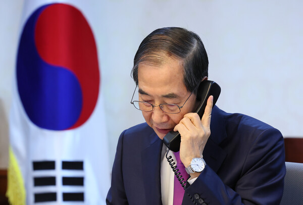 한덕수 대통령 권한대행 국무총리가 8일 정부서울청사에서 도널드 트럼프 미국 대통령과 전화 통화를 하고 있다(연합뉴스)