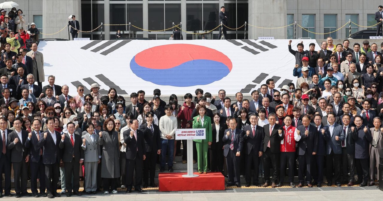 국민의힘 나경원 의원이 지난 11일 서울 여의도 국회 본청 앞 계단에서 대선 출마 선언을 하기 앞서 기념촬영을 하고 있다.