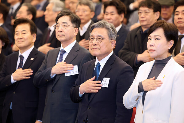 16일 서울 여의도 국회도서관 대강당에서 열린 더불어민주당 이재명 전 대표의 싱크탱크 '성장과 통합' 출범식에서 유종일·허민 상임 공동대표가 국기에 경례하고 있다. 앞줄 왼쪽부터 더불어민주당 정동영 의원, 유종일·허민 상임 공동대표, 더불어민주당 전현희 의원 [연합뉴스]