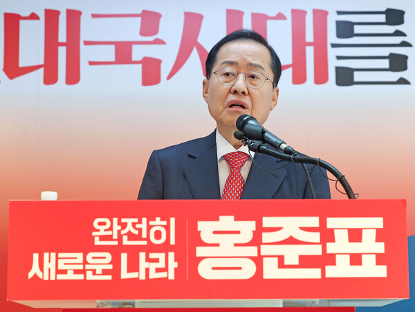 대선 출마를 선언한 홍준표 전 대구시장이 15일 서울 여의도 대하빌딩 선거사무소에서 열린 선진대국시대 비전발표회에서 발언하고 있다. [연합뉴스]