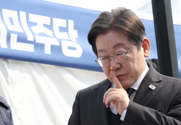 더불어민주당 이재명 대표가 서울 종로구 광화문 천막당사에서 열린 최고위원회의에 들어서고 있다 [사진=연합뉴스]