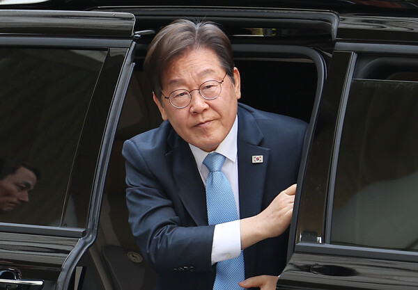 더불어민주당 이재명 전 대표가 15일 서울 서초구 서울중앙지방법원에서 열린 '대장동 배임·성남FC 뇌물' 1심 공판에 출석하고 있다(연합뉴스)
