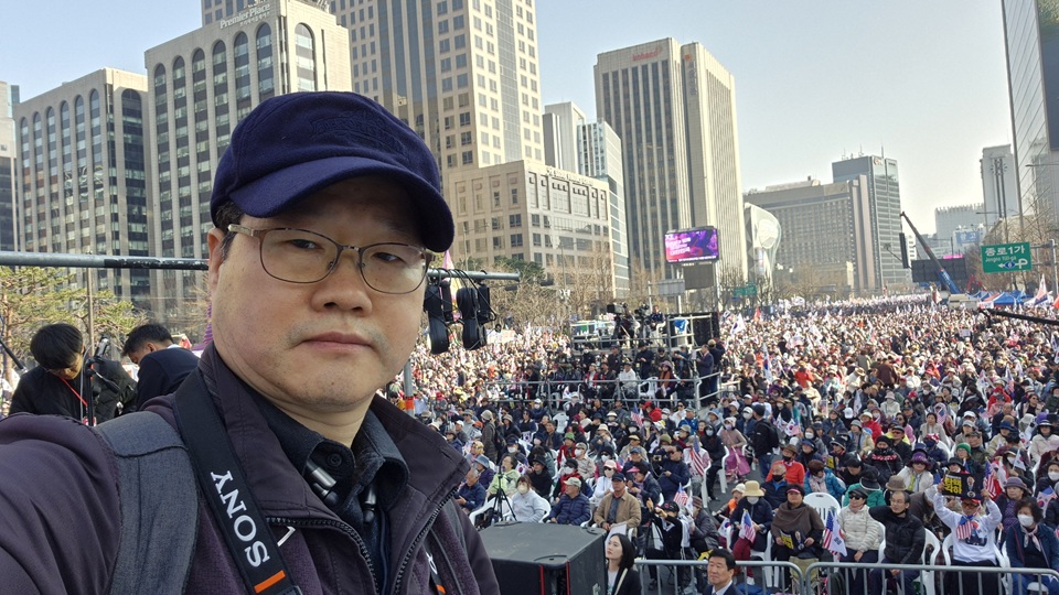 환하게 밝히는 태양, “나도 계몽되었습니다”/ 사진=정진철 기자