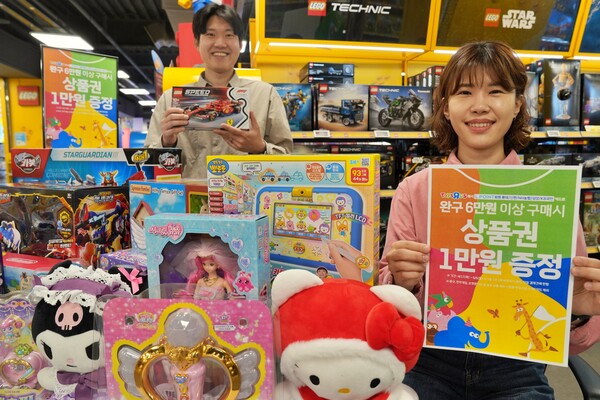 롯데마트 토이저러스는 4월 17일부터 5월 7일까지 주요 완구 상품과 전자게임류를 최대 40% 할인 판매하는 ‘해피 패밀리데이’를 진행한다. MD들이 행사를 소개하는 모습. 사진 제공=롯데마트.