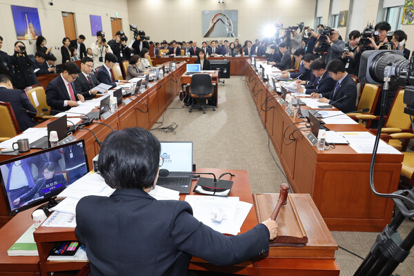18일 서울 여의도 국회에서 열린 과학기술정보방송통신위원회 전체회의에서 최민희 위원장이 의사봉을 두드리고 있다. [연합뉴스]