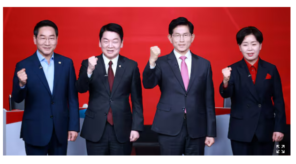 19일 서울 강서구 ASSA아트홀에서 열린 국민의힘 제21대 대통령 후보자 1차 경선 토론회에서 A조 후보들이 시작 전 기념 촬영을 하고 있다(연합뉴스)