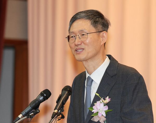  문형배 헌법재판소장 권한대행이 18일 서울 종로구 헌법재판소에서 열린 퇴임식에서 퇴임사를 하고 있다(연합뉴스)