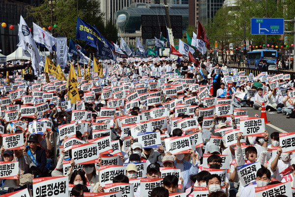 20일 서울 중구 숭례문 인근 세종대로에서 열린 '의료정상화를 위한 전국의사궐기대회'에서 참석자들이 정부의 의대 증원 정책과 의료개혁특별위원회 운영 등을 규탄하며 구호를 외치고 있다 [사진=연합뉴스]