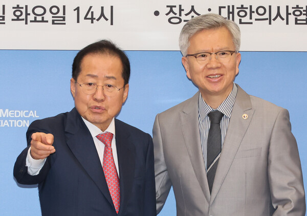 국민의힘 홍준표 대선 경선 후보가 22일 서울 용산구 대한의사협회에서 열린 간담회에서 김택우 대한의사협회장과 기념촬영을 마친 뒤 자리로 향하고 있다(연합뉴스)