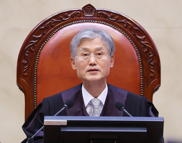 조희대 대법원장이 지난해 12월 19일 오후 서울 서초구 대법원 대법정에서 전원합의체 선고에 앞서 발언하고 있다. 이날 대법원은 지급 시점 기준 재직자에게만 지급하는 정기상여금의 통상임금 해당 여부, 장애인 접근권 방치의 국가 책임 여부, 친일재산귀속법 관련 사건 관련 선고를 진행했다. 2024.12.19. /사진 = 연합뉴스