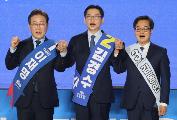 더불어민주당 대선 경선 후보들이 19일 오후 충북 청주체육관에서 열린 '제21대 대통령선거 후보자 선출을 위한 충청권 합동연설회'에 참석해 있다. 왼쪽부터 이재명, 김경수, 김동연 후보 [사진=연합뉴스]