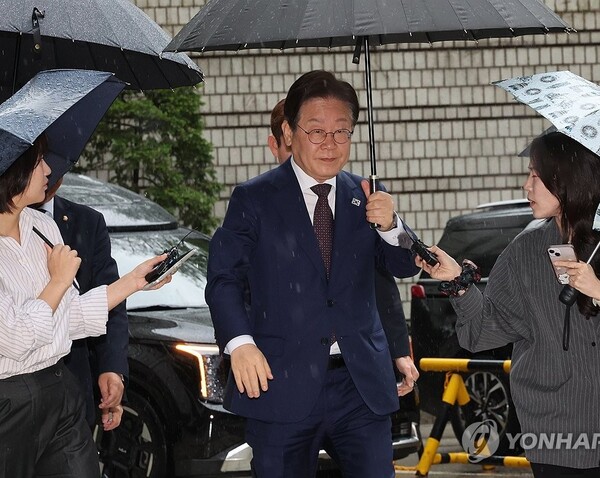 이재명 대선 경선 후보가 지난 22일 서울 서초구 서울중앙지법에서 열린 '대장동 배임·성남FC 뇌물' 1심 속행 공판에 출석하고 있다. [사진=연합뉴스]