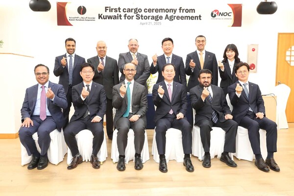 ▲ 한국석유공사의 쿠웨이트 국제공동비축 원유 입고 기념행사에서 관계자들이 기념촬영을 하고 있다. (사진=석유공사 제공)
