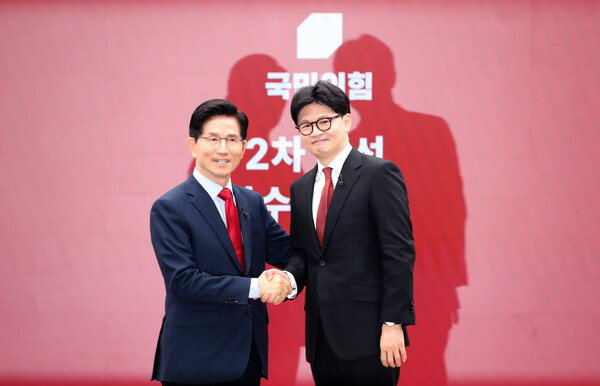 23일 서울 여의도 국민의힘 중앙당사에서 열린 2차 경선 토론회 미디어데이에서 김문수, 한동훈, 대선 경선 후보가 맞수 토론 대상으로 지명을 한 후 악수하며 기념 촬영하고 있다 [사진=국민의힘]