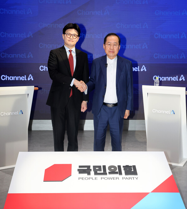 25일 종로 동아미디어센터 채널A 오픈스튜디오에서 국민의힘 대선 2차 경선 진출자인 한동훈, 홍준표 후보가 토론 전 악수를 하고 있다(연합뉴스)
