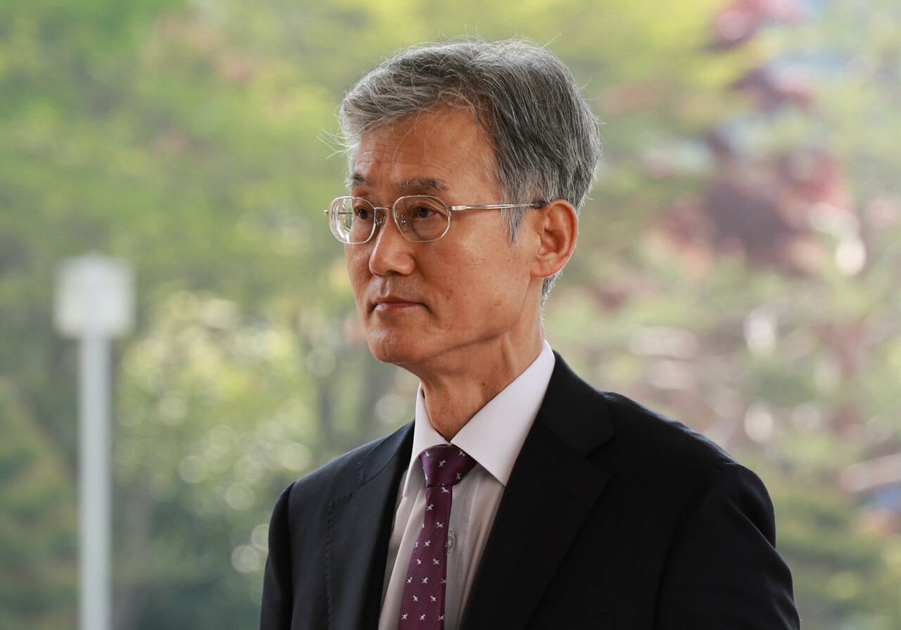 지난 24일 조희대 대법원장이 서울 서초구 대법원으로 출근하고 있다. 대법원 전원합의체는 이날 이재명 전 더불어민주당 대표의 공직선거법 위반 혐의 사건 두 번째 기일을 열어 사건을 심리했다.