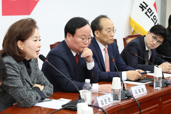 국민의힘 한동훈 대표(오른쪽)가 28일 오전 서울 여의도 국회에서 열린 최고위원회의에서 국민의힘 당원 게시판 논란과 관련해 발언하는 김민전 최고위원(왼쪽)을 바라보고 있다(연합뉴스)