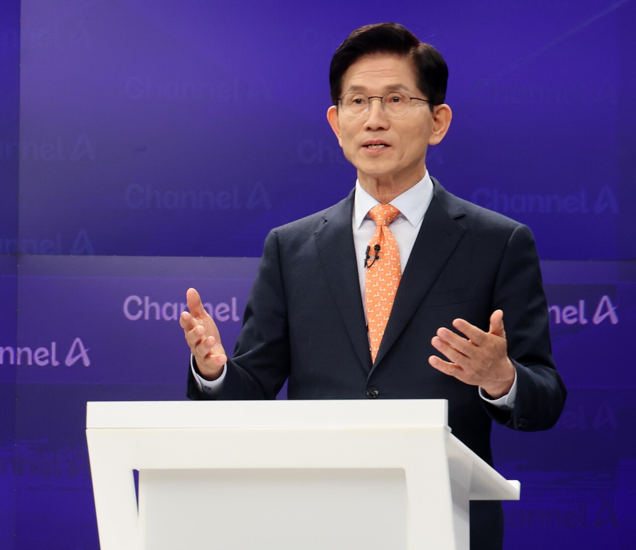 지난 24일 서울 종로구 동아미디어센터 채널A 스튜디오에서 국민의힘 대선 2차 경선 진출자인 김문수 후보가 토론 전 리허설을 하고 있다.