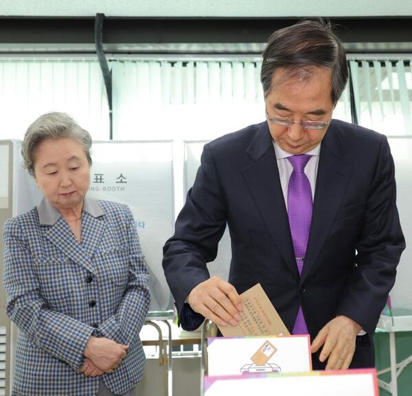 한덕수 국무총리와 부인 최아영 여사가 제22대 국회의원선거 사전투표일인 5일 오전 서울 종로구 삼청동 주민센터에 마련된 사전 투표소에서 투표하고 있다.(연합뉴스)