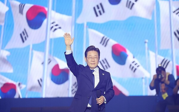 지난 27일 경기도 고양시 킨텍스에서 이재명 대선후보가 수락연설 후 인사하고 있다. [사진-연합뉴스]