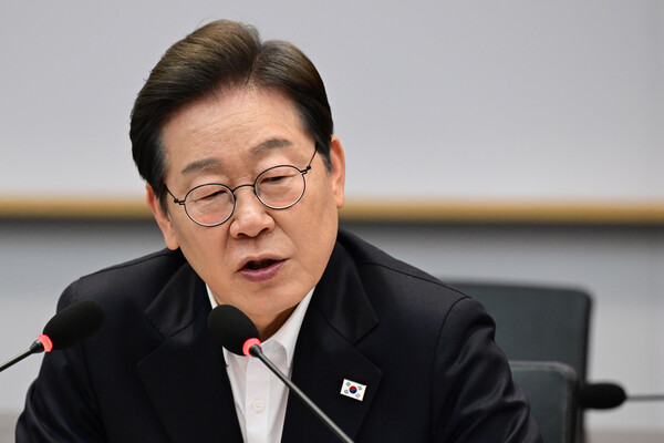 이재명 더불어민주당 대선 후보가 28일 경기 이천시 SK하이닉스 이천캠퍼스에서 열린 AI 메모 리반도체 기업 간담회에서 인사말을 하고 있다 [사진=연합뉴스]