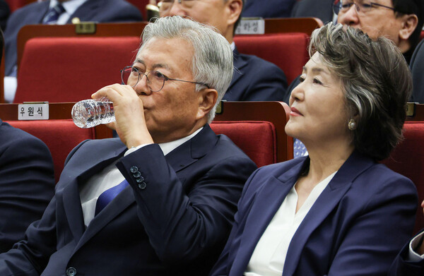 문재인 전 대통령이 25일 서울 여의도 국회도서관에서 열린 4.27 판문점선언 7주년 기념식에 참석해 물을 마시고 있다(연합뉴스)