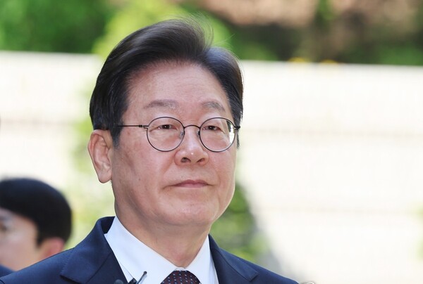 이재명 대선 후보가 29일 서울 서초구 서울중앙지방법원에서 열린 '대장동 배임·성남FC 뇌물' 1심 속행 공판에 출석하고 있다. [사진=연합뉴스]