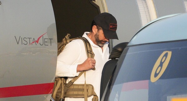 도널드 트럼프 미국 대통령의 장남 트럼프 주니어가 29일 서울 강서구 김포공항에 도착,전용기에서 내리고 있다. [사진=연합뉴스]