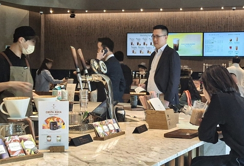 트럼프 면담장 모습을 드러낸 김동원 사장(왼쪽)과 김동선 부사장(오른쪽) [사진=연합뉴스]