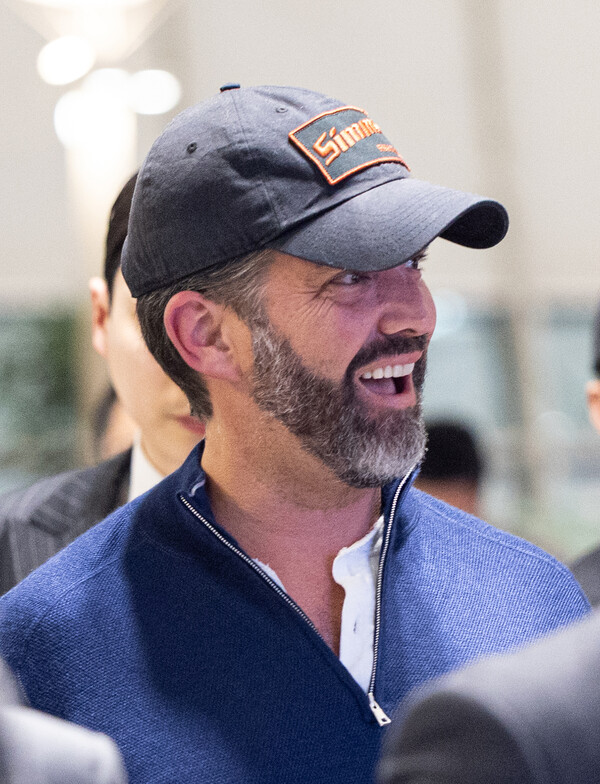 도널드 트럼프 미국 대통령의 장남 트럼프 주니어가 국내 재계총수와의 면담을 마친 후 30일 인천국제공항을 통해 출국하고 있다(연합뉴스)