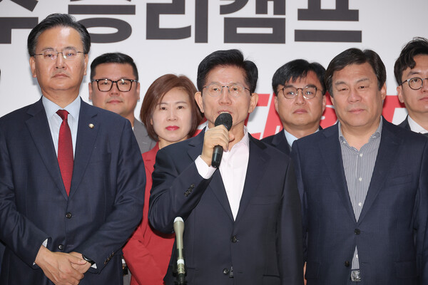 국민의힘 김문수 제21대 대통령 선거 경선 후보가 30일 서울 여의도 대하빌딩 후보 캠프 사무실에서 경선 캠프 소속 의원들과 함께 기자회견을 하고 있다(연합뉴스