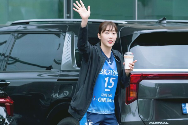 황민경, <b>디시트렌드</b> 여자배구 <b>투표</b> 1위…베테랑 존재감 입증