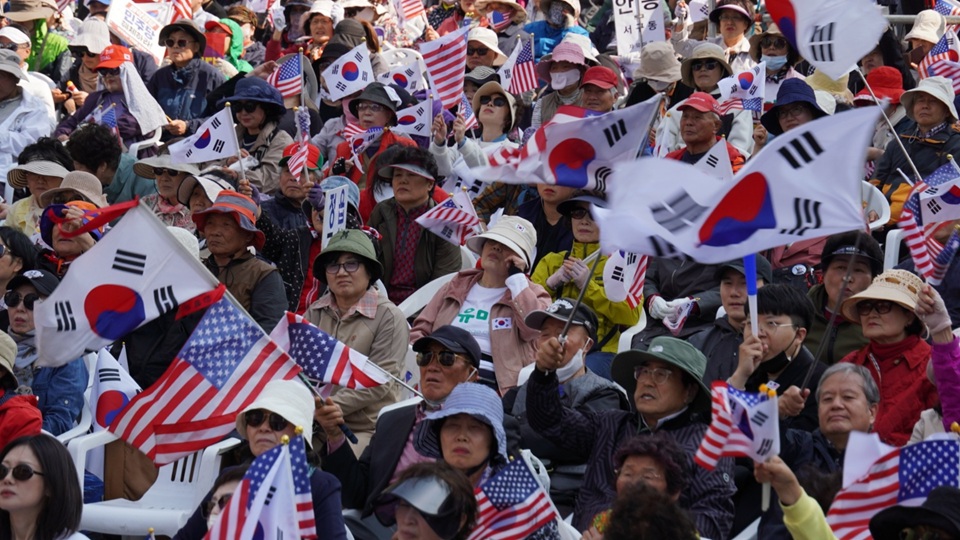 [송학 스마팅]'대통령 없는 한 달' 격랑의 대한민국… "비상계엄 선포해야" 극단적 주장까지