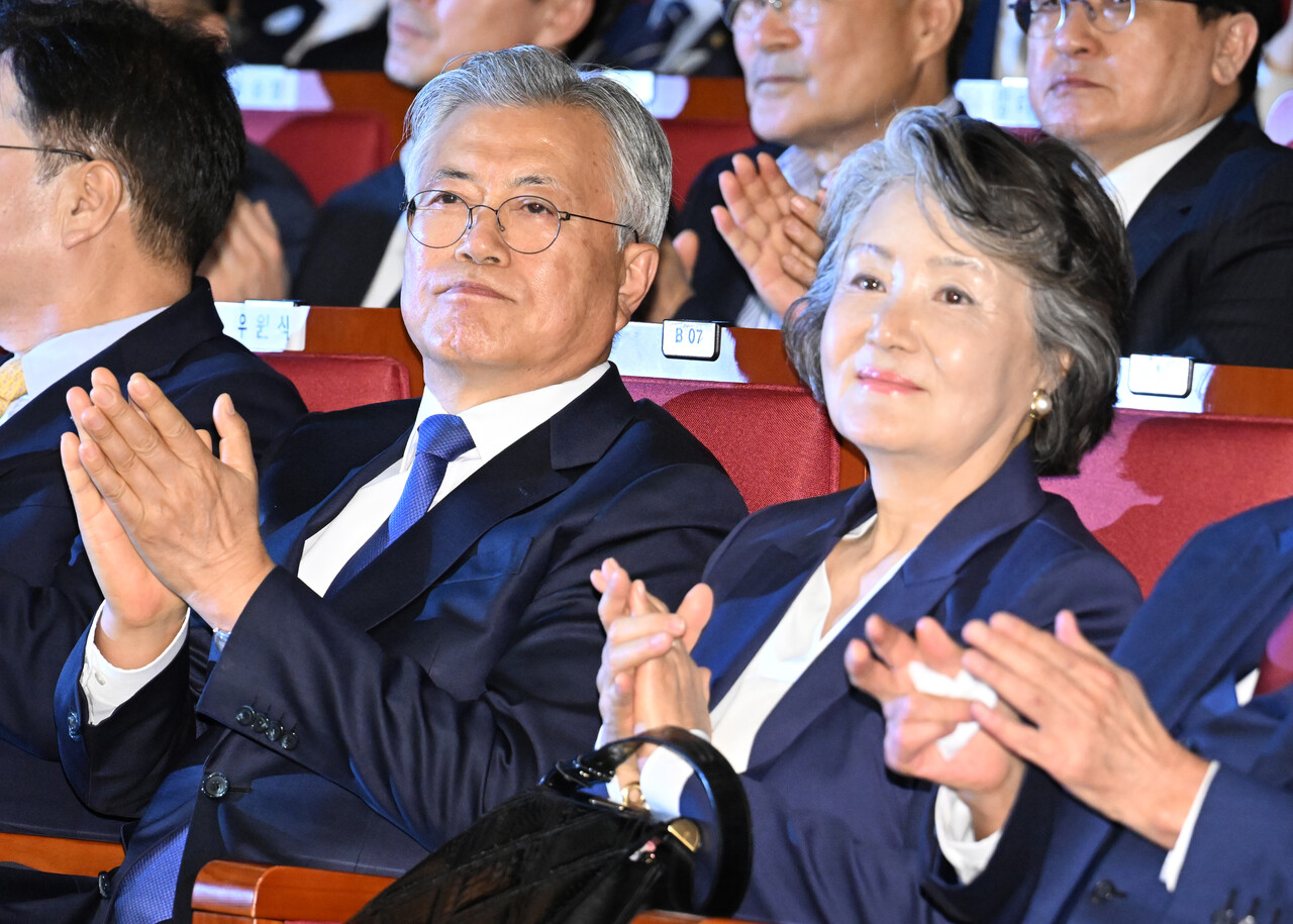 문재인 전 대통령과 김정숙 여사가 지난 4월 25일 서울 여의도 국회도서관에서 열린 4.27 판문점선언 7주년 기념식에 참석해 있다.