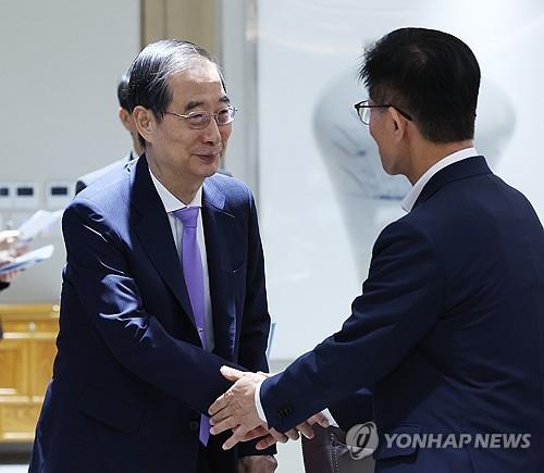 김문수 후보와 인사나누는 한덕수 전 총리. /사진 = 연합뉴스 자료사진