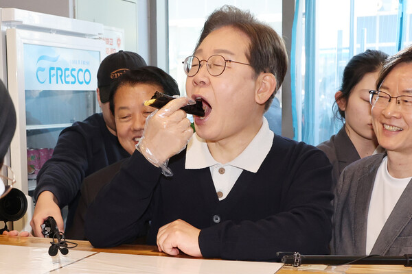 더불어민주당 이재명 대선 후보가 '골목골목 경청투어' : 단양8경편'에 나선 4일 경북 예천군 도청신도시에서 김밥집에 들러 꼬마김밥을 사먹으며 상인과 대화하고 있다(연합뉴스)