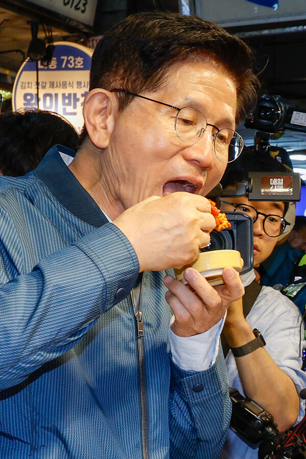 국민의힘 김문수 대선 후보가 4일 경기도 의정부제일시장을 방문해 알고니찜을 먹어보고 있다(연합뉴스)