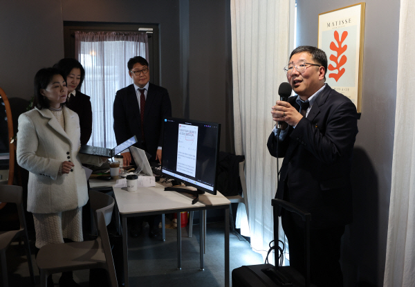 지난 3월 서울서부지법 난동 사태에 가담한 혐의로 재판에 넘겨진 피고인들의 변호인단 임응수 변호사(오른쪽)가 17일 서울 마포구 한 빌딩에서 기자회견을 하고 있다(연합뉴스)