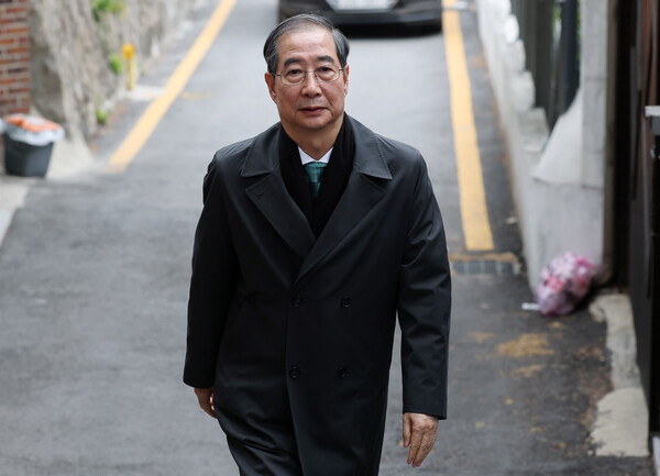 무소속 한덕수 대선 예비후보가 5일 손학규 전 민주당 대표와 만찬 회동을 갖기 위해 서울 종로구 한 식당으로 들어서고 있다. [연합뉴스]