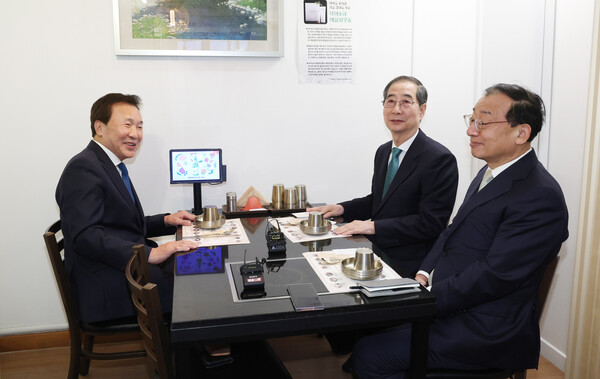 무소속 한덕수 대선 예비후보와 손학규 전 바른미래당 대표가 5일 서울 종로구 한 식당에서 만찬 회동을 하고 있다. [연합뉴스]