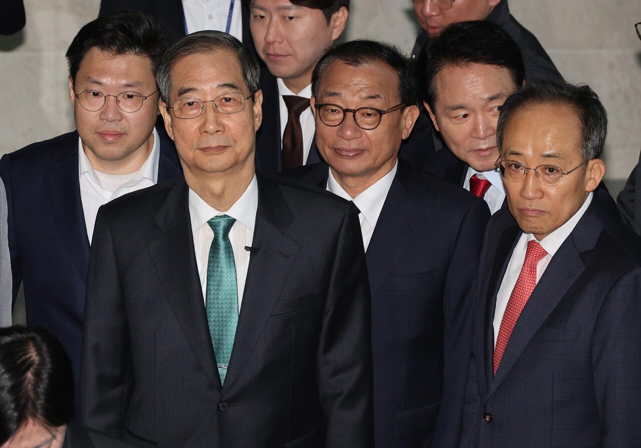 한덕수 전 국무총리가 지난 2일 서울 여의도 국회 소통관에서 대통령 선거 출마를 선언하기 위해 이정현 전 새누리당 대표, 국민의힘 추경호 의원 등과 기자회견장으로 향하고 있다.