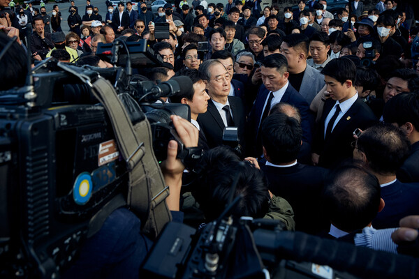 지난 2일 5·18 민주묘지에 들어가지 못하고 시민, 경호원, 등에게 들어 쌓여있는 한덕수 전 국무총리 [한덕수 캠프]