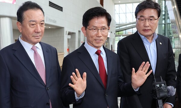 김문수 대선 후보가 6일 아시아태평양경제협력체(APEC) 회의장인 경북 경주시 경주화백컨벤션센터에서 무소속 한덕수 대선 예비후보와의 단일화 압박에 반발하며 후보 일정 중단을 선언하고 있다. ＠연합뉴스