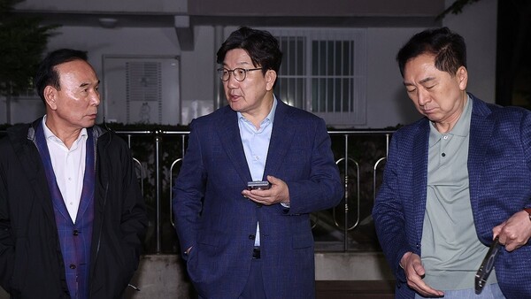 권성동 원내대표와 김기현, 박덕흠 의원이 6일 후보 단일화 압박에 반발하며 후보 일정을 중단하고 상경한 김문수 대선 후보를 만나기 위해 서울 관악구 김 후보의 자택 앞에서 기다리고 있다. ＠연합뉴스
